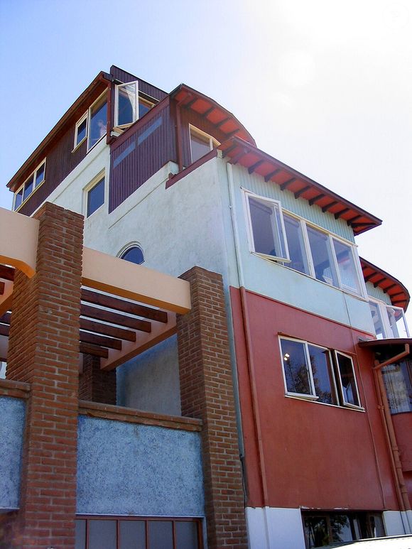 As casas de Neruda eram famosas por abrigar um 'quase mundo de fantasia': carrancas de proa, garrafas, conchas, barcos, mapas, móveis e todo tipo de objeto que encontrava, comprava ou ganhava