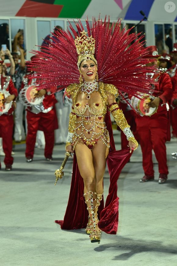 Fantasia de rainha de bateria de Juliana Paes foi confeccionada pelos fundadores da marca Dolce & Gabbana