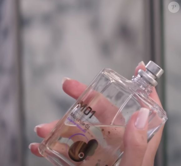 A primeira fragrância em questão que Bruna Marquezine mostrou foi a Molecule 01 - Essentric Molecules conhecido por misturar notas florais com um fundo amadeirado e almiscarado, além de um toque sutil de âmbar