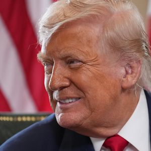 Donald Trump já tentou levar Tom Brady para a convenção republicana; relação com o casal sempre gerou especulações