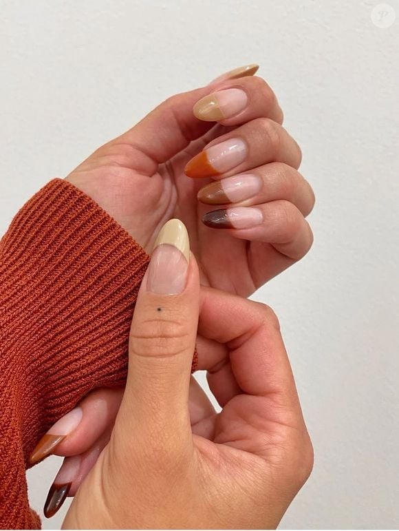 Unhas cor de caramelo, com um visual que remete ao conforto das sobremesas e bebidas quentes