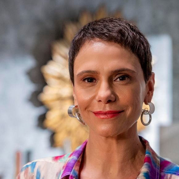 Celina (Malu Galli) fica chocada em saber que Odete Roitman (Debora Bloch) deseja investigar quem é o fornecedor de comidas para os voos da TCA, e tem um desmaio.