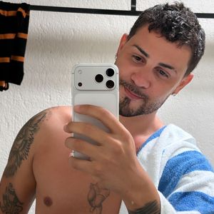 Depois da repercussão, Carlinhos mudou sua versão e disse que comeu o doce em seu hotel, antes mesmo da festa