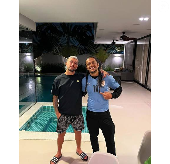 O local é cenário constante das resenhas do jogador com amigos, além de partidas casuais de futebol que ele costuma promover na área externa.