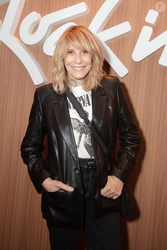 Renata Sorrah apostou em um look rockstar com jaqueta de couro e mostrou que estilo não tem idade ao levar uma produção cheia de atitude ao Rock in Rio