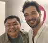 Cesario Candhí ao lado de Leandro Lima nos bastidores da novela 'Vale Tudo'