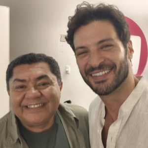 Cesario Candhí ao lado de Leandro Lima nos bastidores da novela 'Vale Tudo'