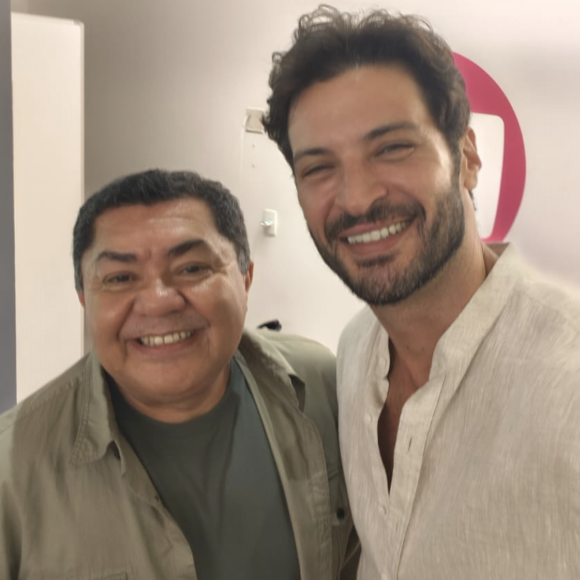 Cesario Candhí ao lado de Leandro Lima nos bastidores da novela 'Vale Tudo'