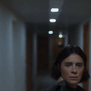 Diná (Carolina Dieckmmann) é perseguida pelo próprio irmão, Alexandre (Pedro Novaes), em trailer de 'A Viagem'