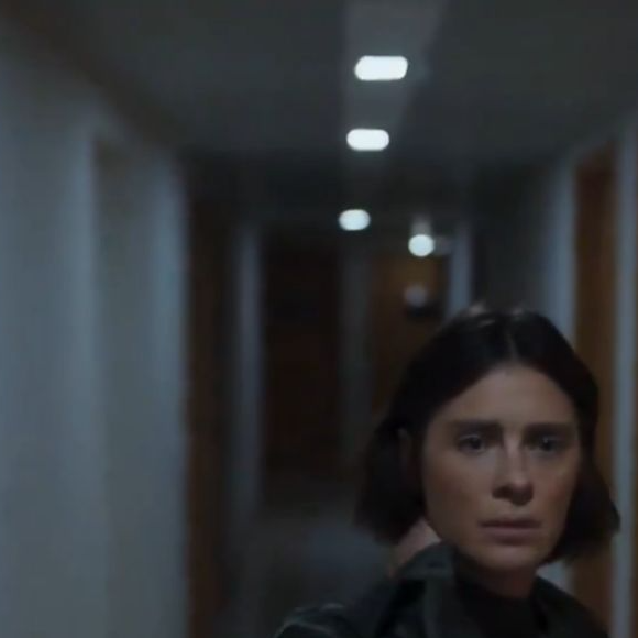 Diná (Carolina Dieckmmann) é perseguida pelo próprio irmão, Alexandre (Pedro Novaes), em trailer de 'A Viagem'