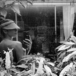 Grazi Massafera posou topless