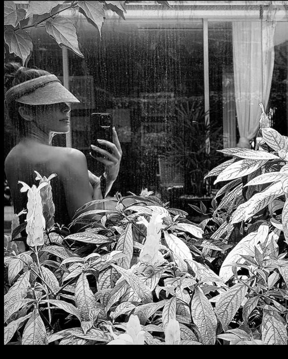 Grazi Massafera posou topless