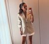 Um conjunto de blazer e short, combinação frequentemente associada ao estilo de Bruna Biancardi, ganha um toque moderno quando finalizado com o New Balance 500V2 em tom dourado