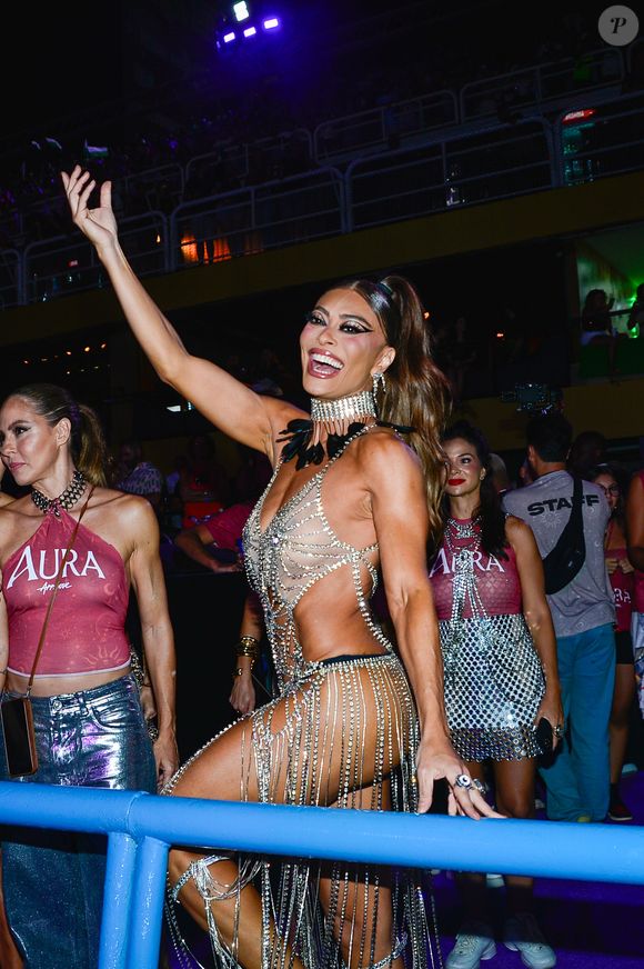 Juliana Paes aproveita o Carnaval nesta segunda-feira (16) no camarote Aura, no Rio de Janeiro
