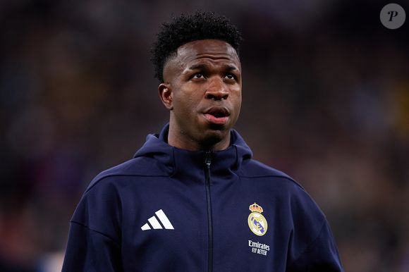 Vini Jr. reagiu bem-humorado ao post e deixou um recado para a amada: "Hahahahaha te amo"