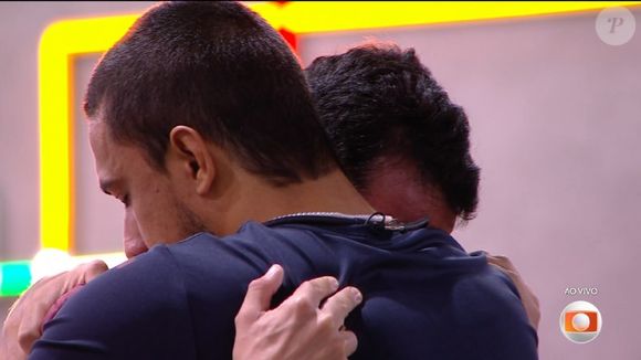 Maike acolheu João Pedro no 'BBB 25', já que o agroboy ficou sem o irmão