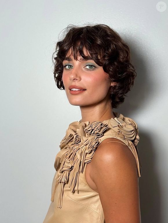 O corte bixie encaracolado é o rei dos cortes de cabelo curtos