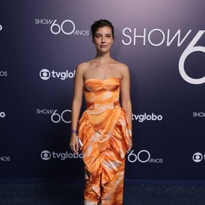 Alanis Guillen tem 1,75m de altura e dá vida a Lorena Ferette na novela