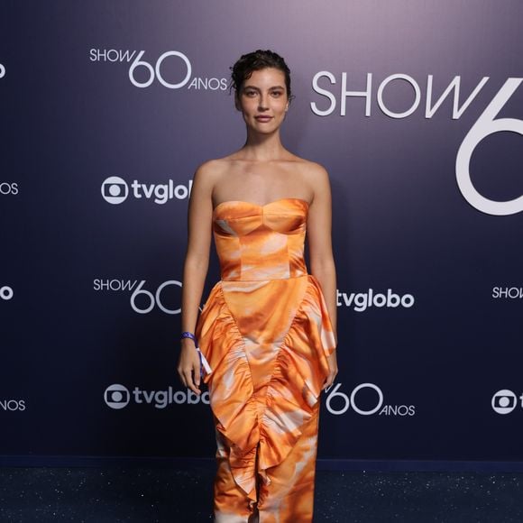 Alanis Guillen tem 1,75m de altura e dá vida a Lorena Ferette na novela