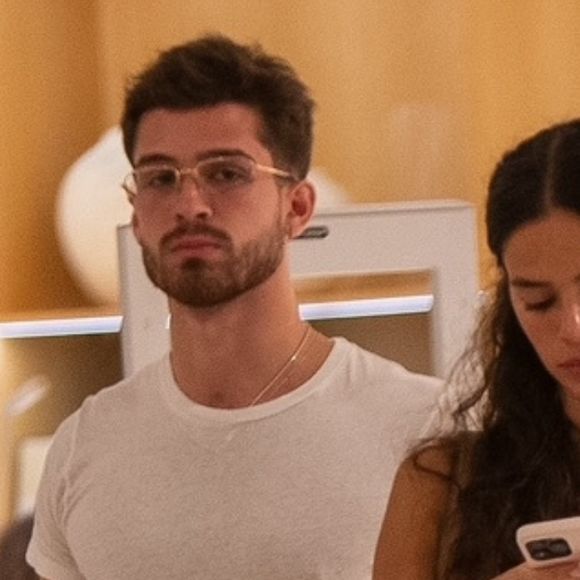 João Guilherme é flagrado em shopping com Bruna Marquezine e prova ser um verdadeiro cavalheiro com atitude. Veja fotos!