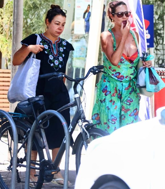 Luana Piovani foi vista andando com uma amiga na rua minutos antes do flagra de biquíni