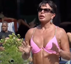 Gretchen: enquanto curtia uma tarde de sol de biquíni, internautas não tiraram o olho das partes íntimas da rainha do rebolado