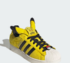 Com cabedal peludo em amarelo, o Tênis adidas Pokémon SUPERSTAR II transforma referências ao Pikachu em detalhes de um calçado pensado para criar um visual marcante