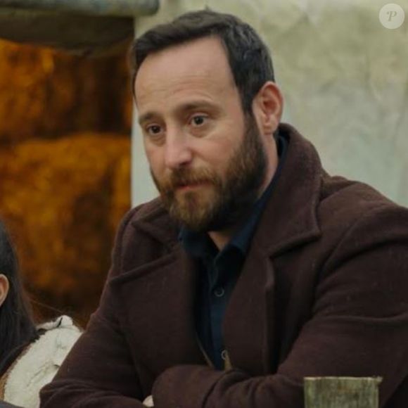 Onur Dikmen interpreta Rıfat, um rapaz de caráter duvidoso envolvido nas tensões e segredos que cercam o passado dos protagonistas