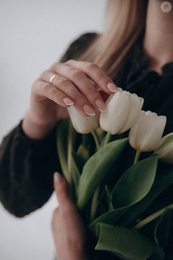 As cores clássicas ganham novas versões na primavera de 2026, com opções que vão dos tons suaves aos mais intensos para diferentes estilos de manicure