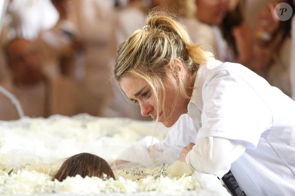 Corpo de Preta Gil no caixão abalou Carolina Dieckmmann, que não segurou o choro