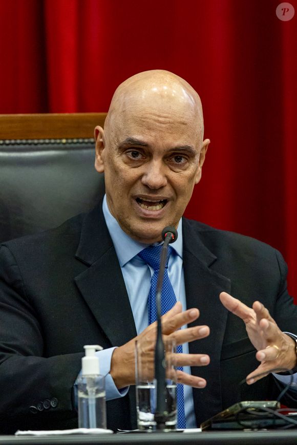 Bolsonaro solicita a Alexandre de Moraes autorização para realizar procedimento dermatológico em Brasília