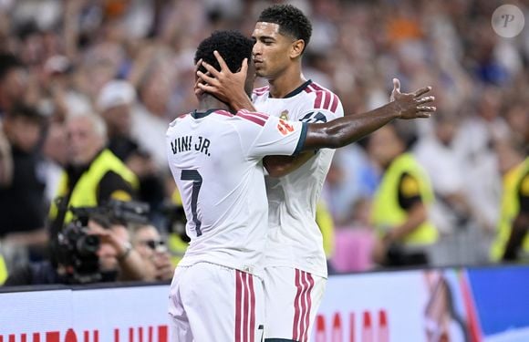 Segundo os sites Goals e Capology, Vini Jr. e Jude Bellingham recebem, individualmente, € 20,83 milhões por ano em salário-base, o equivalente a aproximadamente R$ 118,7 milhões para cada um, considerando o câmbio de R$ 5,70 por euro. Somados, os contratos dos dois jogadores representam cerca de R$ 237,4 milhões anuais