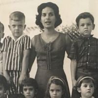 Esse jornalista que já apresentou o 'BBB' e um cantor símbolo da juventude transgressora dos anos 80 estudaram juntos. Reconhece?