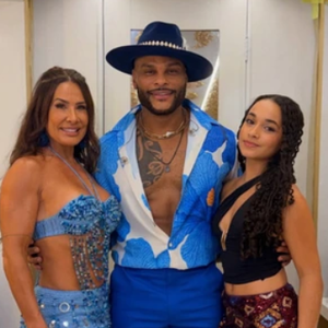 Scheila Carvalho ao lado da filha Giullia e do marido Tony Salles