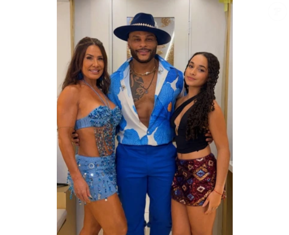 Scheila Carvalho ao lado da filha Giullia e do marido Tony Salles