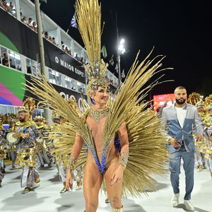 Vanessa Rangeli, rainha da Acadêmicos de Niterói, usou look cavado com luzes na Sapucaí
