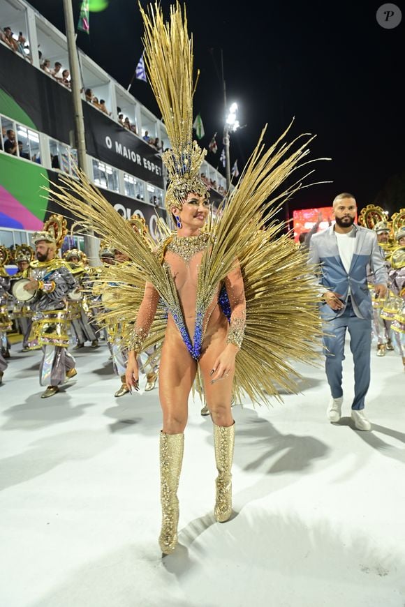 Vanessa Rangeli, rainha da Acadêmicos de Niterói, usou look cavado com luzes na Sapucaí
