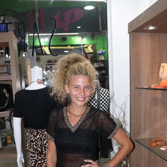 Após o fim de seu casamento de 15 anos, a ex-estrela mirim da TV Globo anunciou nas redes sociais que está namorando. Nesta quarta-feira (19), ela publicou um clique ao lado do novo namorado Gustavo Farias.