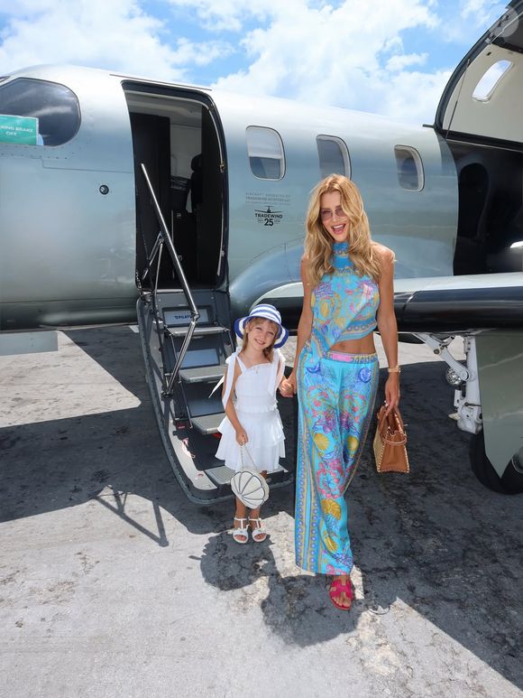 Ana Paula Siebert e Roberto Justus estão curtindo férias com a filha Vicky nas Bahamas