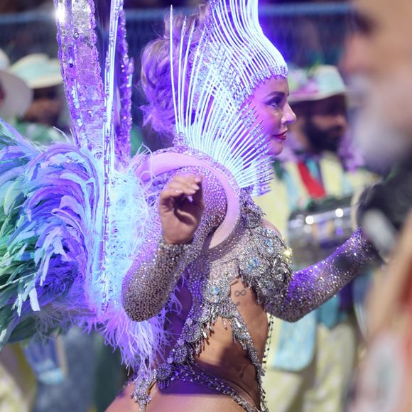 Corpo real, fantasia exuberante de LED e muita emoção: 30 fotos da despedida de Paolla Oliveira da Grande Rio