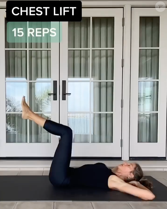 "Movimentar meu corpo sempre me faz sentir muito bem", escreveu Gisele Bündchen em um vídeo mostrando sua rotina