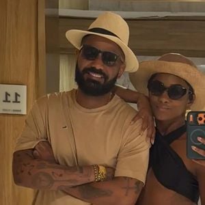 Depois da indireta publicada por Erika Januza, Arlindinho voltou às redes sociais para fazer um pedido público de desculpas. O cantor afirmou que está refletindo sobre as próprias atitudes após a repercussão do caso
