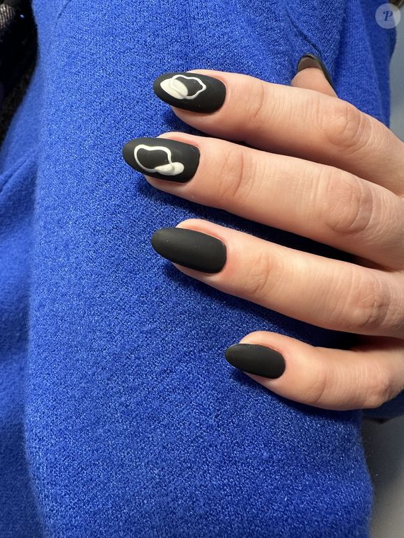 O esmalte preto fosco é queridinho entre mulheres descoladas