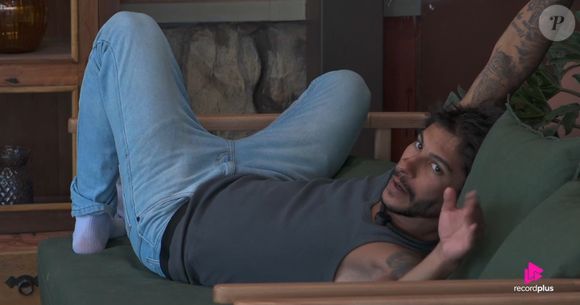 'A Fazenda 17': após beijo em Michelle Barros, Shia Phoenix reclamou da atitude nada ativa de outros peões no dia da dia da casa. 'Todo dia cozinhar e lavar para marmanjos que não querem fazer nada?'