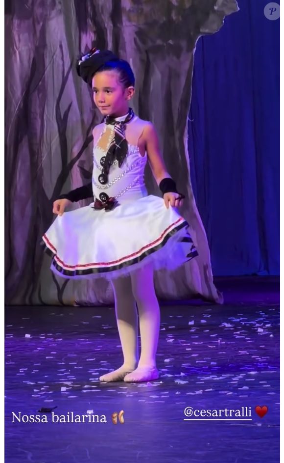 Filha de Ticiane Pinheiro e César Tralli, Manuella fez apresentação de balé em teatro
