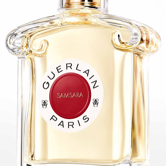 Classificado na família olfativa oriental amadeirada, o Samsara, da Guerlain, combina diferentes nuances em uma composição envolvente. As notas de topo são jasmim e ylang-ylang, enquanto o sândalo aparece no coração da fragrância. Na base, a flor de íris, a fava tonka e a baunilha completam a pirâmide olfativa