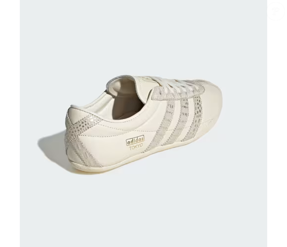 Para quem gosta de looks discretos, o Adidas Tokyo na tonalidade que lembra chantilly pode ser combinado com jeans de corte reto e camisa estilo Oxford, criando uma produção casual que mantém a elegância dos tons neutros