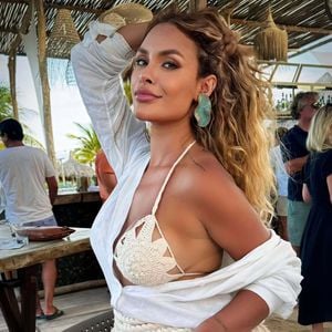 Cabelo cacheado de Sarah Andrade deixou sua beleza ainda mais diferente