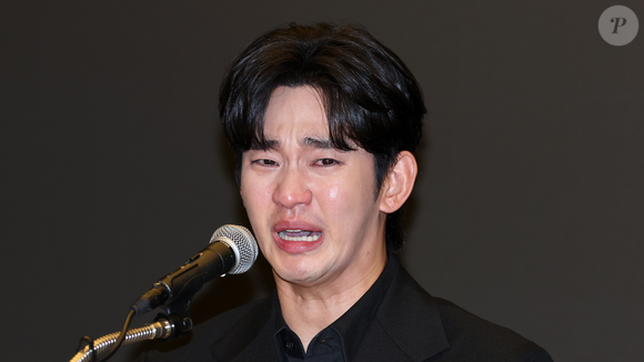 Há uma semana, Kim Soo-hyun chorou muito em coletiva onde negou seu envolvimento na morte de Kim Sae-ron