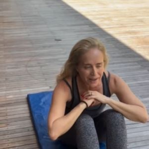 Além dos exercícios, a alimentação também tem papel importante na manutenção da massa muscular durante o envelhecimento. Inés Jiménez destaca que a flacidez está relacionada à falta de músculo e ao excesso de gordura